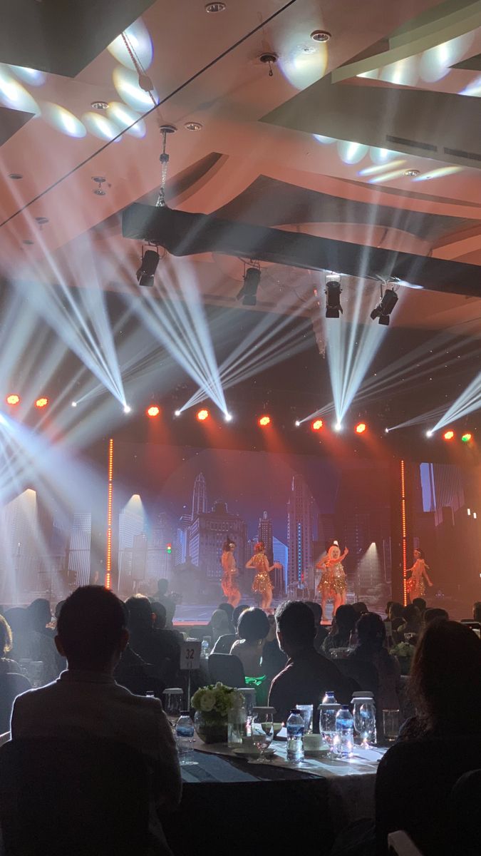 Panggung gala dinner dengan pencahayaan dramatis