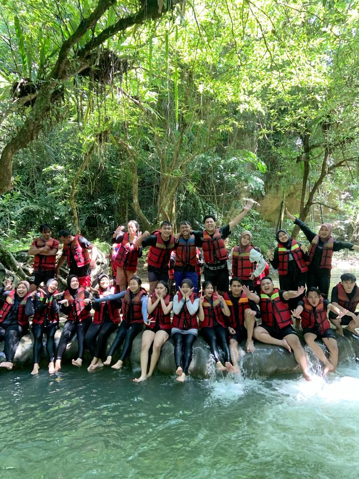 Tim peserta outbound sesi arung jeram