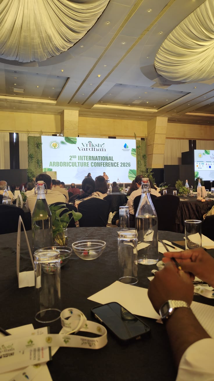 Konferensi internasional dengan pembicara di podium
